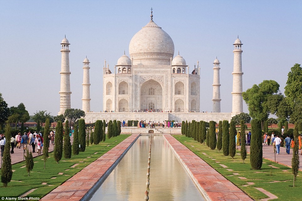 Lăng Taj Mahal, Agra, Ấn Độ: Được mô tả 'là thành tựu kiến trúc vĩ đại nhất thế gian', lăng Taj Mahal là một trong những công trình nổi tiếng nhất thế giới. Trở thành Di sản thể giới thế giới từ năm 1983, biểu tượng cho tình yêu vĩnh cửu này thu hút hơn 3 triệu lượt khách mỗi năm. Đây là một ví dụ điển hình của kiến trúc Mughal, hoàn thiện năm 1643 với chi phí 32 triệu rupee Ấn Độ.